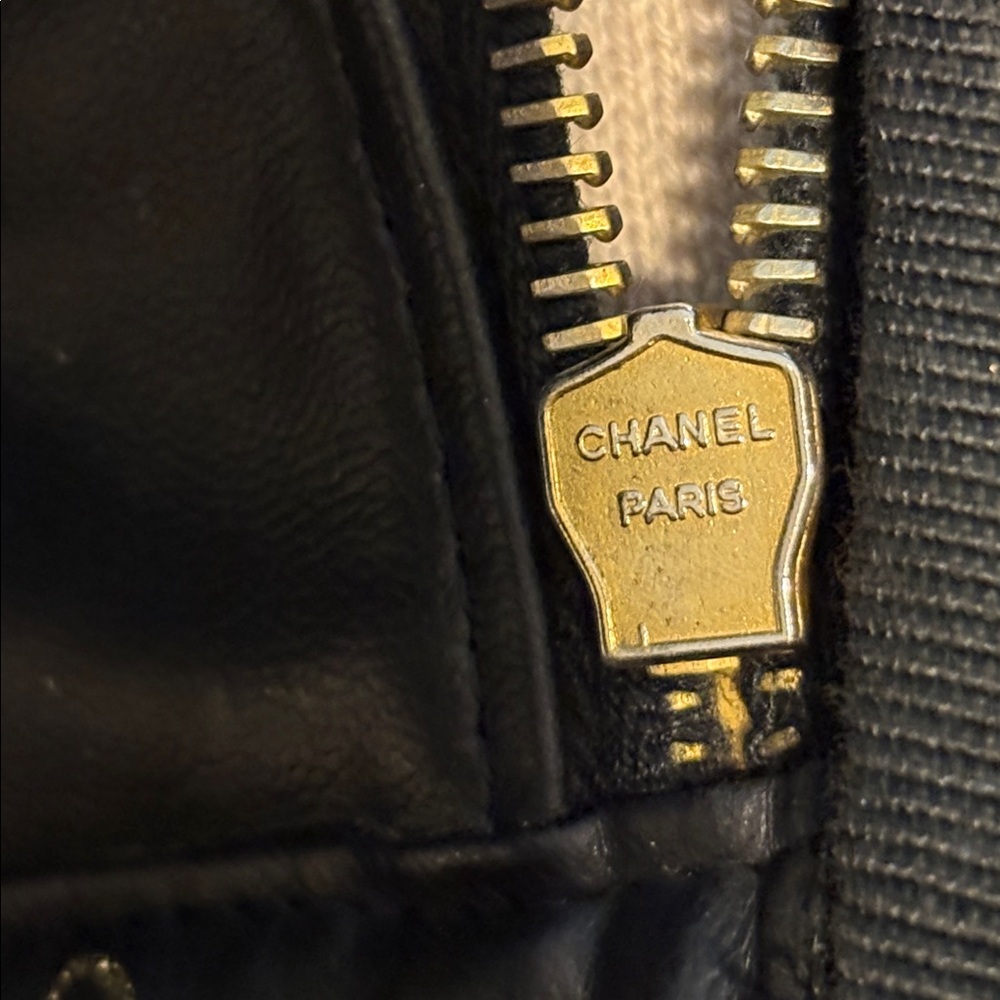 CHANEL - Black Gold Patent Leather top handle Vanity Case - 100% Authentic - Picture 15 of 16